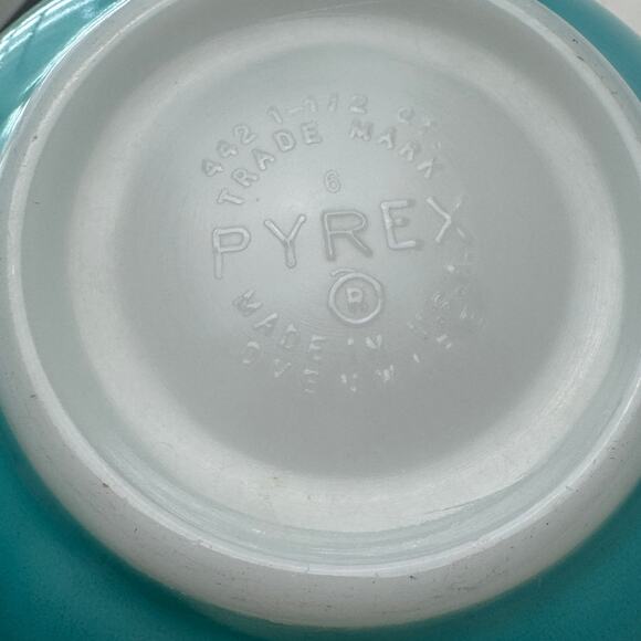 Vintage Pyrex Amish Butterprint Cinderella Mixing Bowl #442 1 1/2 QT Turq/White - Picture 9 of 9